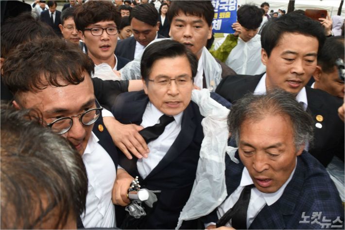 자유한국당 황교안 대표가 18일 오전 5.18 민주화운동 39주년 기념식에 참석하기 위해 국립 5.18민주묘지에 들어서며 시민들의 항의를 받고 있다. 윤창원기자