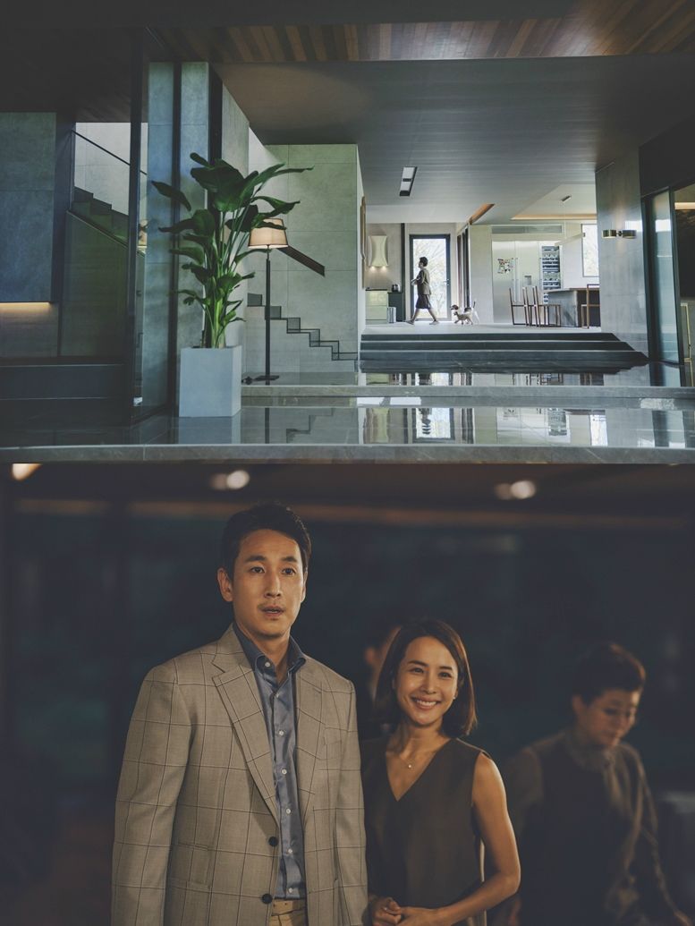 이정은이 맡은 문광은, 솜씨 좋게 거대 저택의 살림을 도맡으면서도 좀처럼 선을 넘지 않아 신임을 얻는 캐릭터다. (사진=㈜바른손E&A 제공)