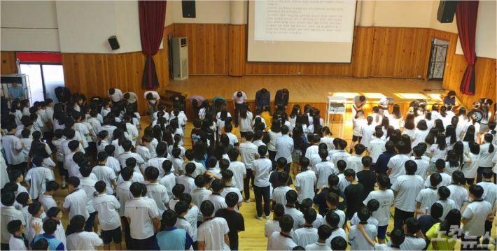 25일 전주 완산중학교 교사들이 전교생 앞에서 고개를 숙여 공개 사과하고 있다. (사진=남승현 기자)