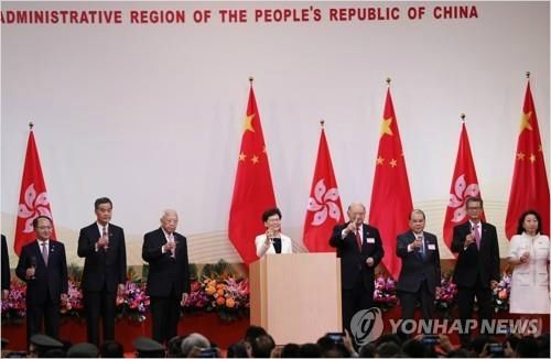 축배 드는 캐리 람 장관과 기념식 참석자들(사진=EPA/연합뉴스)