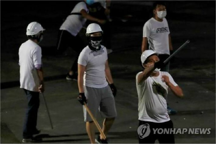 각목과 쇠파이프 든 흰옷 남성들 (사진=로이터/연합뉴스)