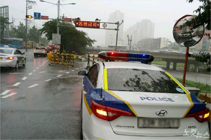 6일 오후 상습침수구역인 연안교와 세병교 하부도로 통행이 통제됐다. (사진=부산경찰청 제공)