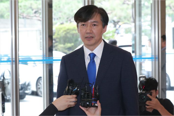 법무부 장관 후보자로 지명된 조국 전 청와대 민정수석이 9일 오후 인사청문회 준비 사무실이 마련된 서울 종로구 적선동 현대빌딩에서 소감을 밝히고 있다. 이한형기자