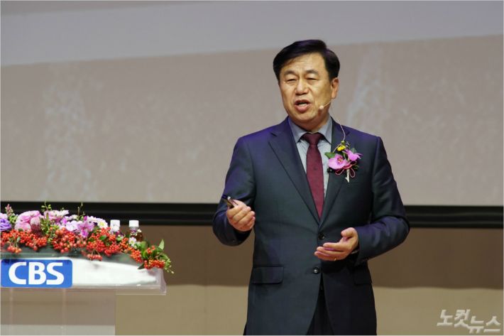 충남 당진 동일교회 이수훈 목사가 '정복합시다'라는 주제로 설교를 진행 중이다(사진=박요진 기자)