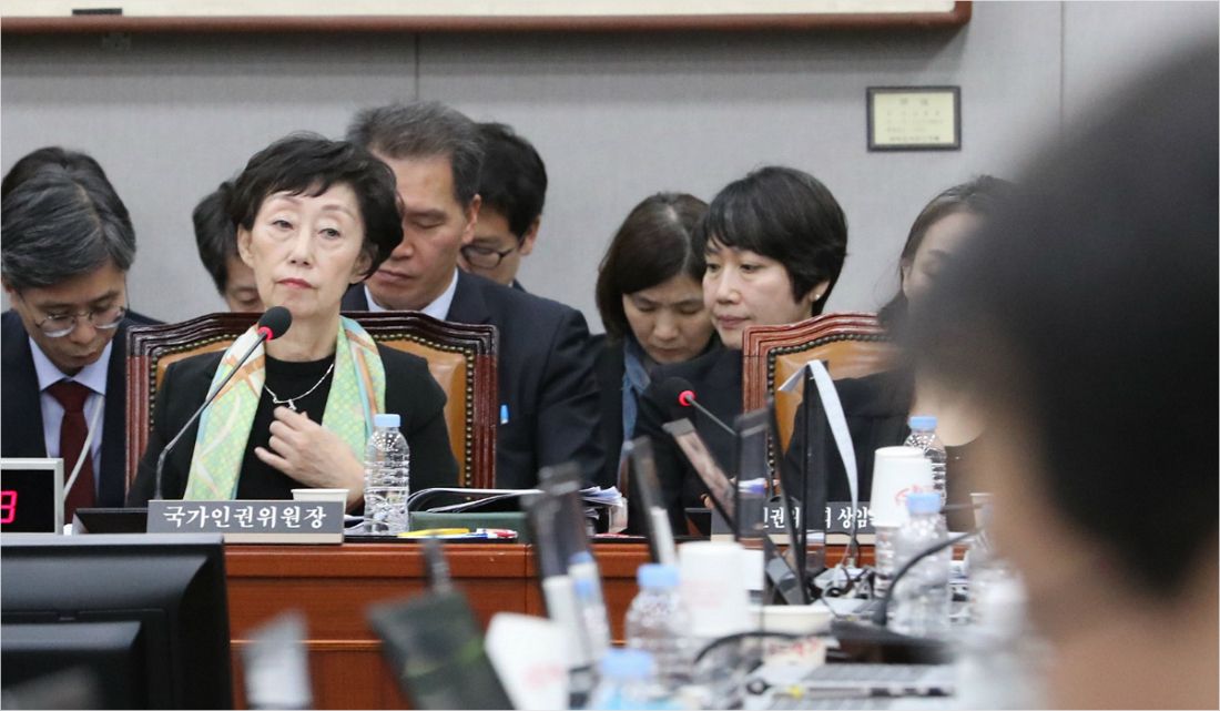 최영애 국가인권위원회 위원장이 25일 오전 국회에서 열린 운영위 국감에 출석, 의원 질의를 듣고 있다.(사진=연합뉴스)
