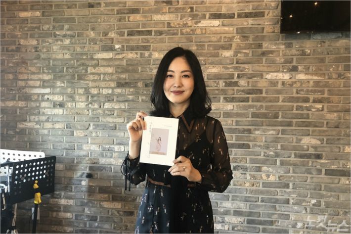 CCM가수 김수지가 6집 앨범 '나뭇가지'로 12년 만에 찬양사역활동을 재개한다.