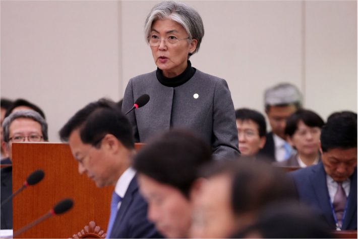 강경화 외교부 장관이 30일 오후 국회에서 열린 외교통일위원회 전체회의에서 현안 보고를 하고 있다.(사진=연합뉴스)