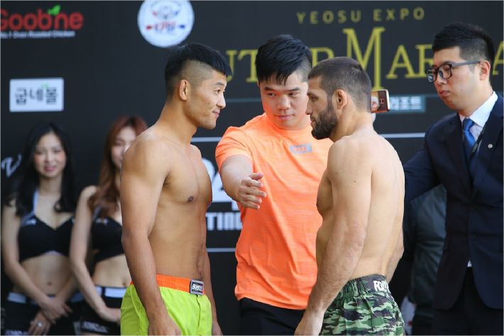 계체 후 파이팅 포즈를 취할 때 상대 눈을 응시하는 권아솔과 자브로프. 사진=로드FC 제공