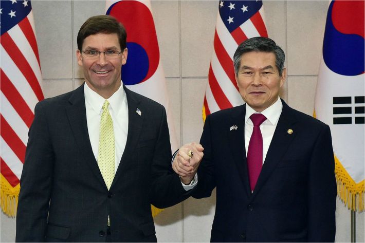 정경두 국방부 장관과 마크 에스퍼 미 국방부 장관이 15일 오전 서울 용산구 국방부에서 열린 제51차 한미안보협의회(SCM)에 앞서 기념촬영을 하고 있다.(사진=사진공동취재단)