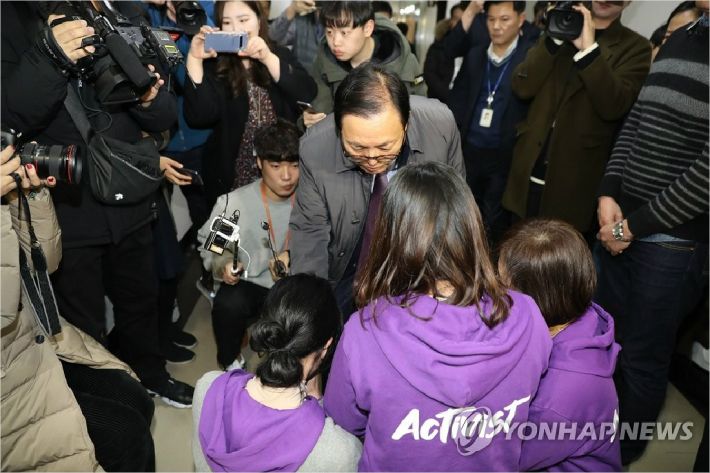 어린이 교통사고 피해자 가족들이 27일 오전 서울 여의도 국회 행정안전위원회 전체회의장 앞에서 자유한국당 이채익 의원에게 어린이 교통안전 강화 법안의 신속한 처리를 촉구하고 있다. (사진제공=연합뉴스)