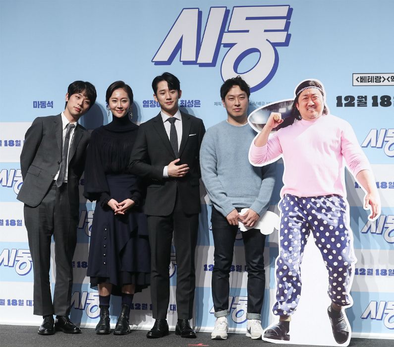 배우 박정민(왼쪽부터), 염정아, 정해인, 최정열 감독이 28일 서울 강남구 신사동 압구정CGV에서 열린 영화 '시동' 제작발표회에서 포즈를 취하고 있다. (사진=연합뉴스)