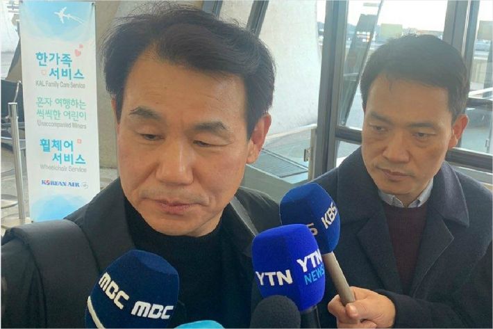 정은보 방위비분담협상 대사(왼쪽)가 지난 5일(현지시간) 미 워싱턴DC 인근 덜레스 국제공항에서 특파원들과 문답을 하고 있다.(사진=연합뉴스 제공)