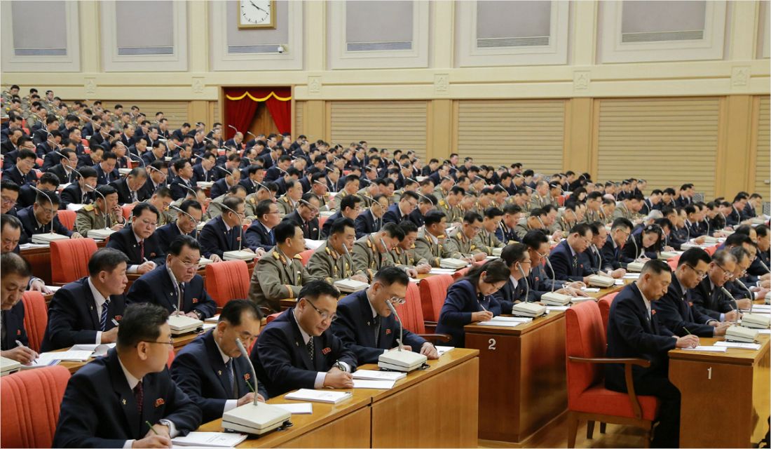 김정은 북한 국무위원장이 지난달 31일 노동당 중앙위원회 본부청사에서 제7기 제5차 전원회의를 지도한 가운데 메세지를 받아적는 참석자들.(사진=연합뉴스)