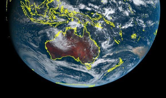 5일 일본 기상청은 기상관측위성인 히마와리8를 통해 실시간 호주 산불 현황을 공개했다. 갈색 구름 띠가 뉴질랜드 북쪽으로 이어진 것을 확인할 수 있다 (사진=히마와리-8 실시간 웹 캡처)