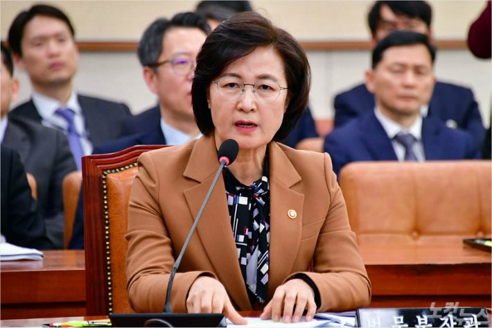 추미애 법무부 장관이 9일 국회 법제사법위원회 전체회의에서 의원 질의에 답변을 하고 있다. 사진=윤창원 기자