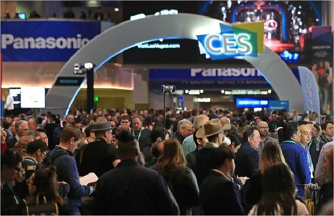 CES 2020이 열리고 있는 라스베이거스 컨벤션센터에 관람객들이 몰려들고 있다. (사진=연합뉴스)