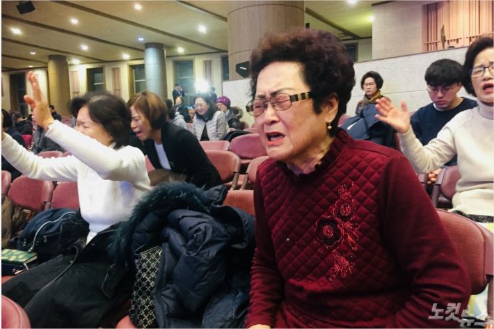 전국 직분자 금식기도회에 참석한 교인들이 뜨겁게 기도하고 있다.