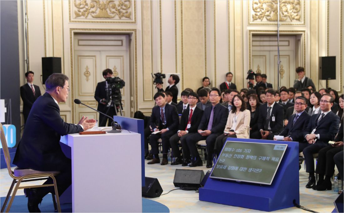 문재인 대통령이 14일 오전 청와대 영빈관에서 열린 2020년 신년 기자회견에서 취재진 질문에 답하고 있다.(사진=연합뉴스)