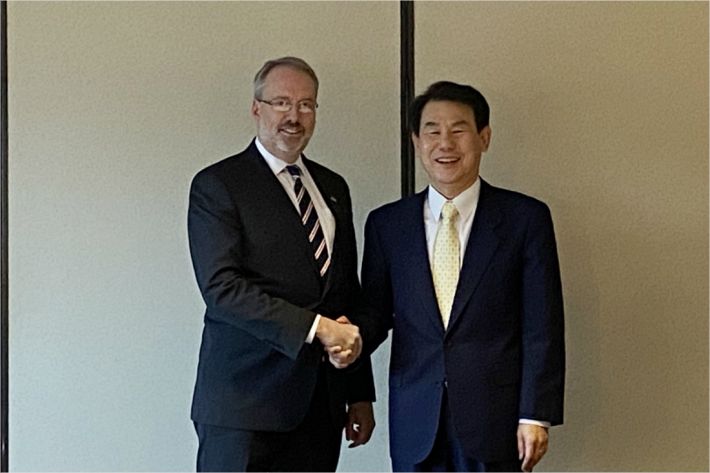 정은보 한미방위비분담협상대사와 제임스 드하트 국무부 방위비분담협상 대표가 14일(현지시간) 미국 워싱턴DC에서 열린 제11차 한미방위비분담특별협정(SMA) 체결을 위한 6차 회의에서 악수하고 있다.(사진=연합뉴스)