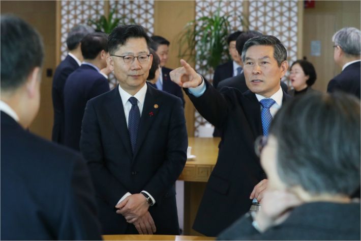 정경두 국방부 장관(오른쪽)과 김현수 농림축산식품부 장관이 21일 정부세종청사에서 열린 국무회의에 앞서 대화하고 있다. (사진=연합뉴스 제공)