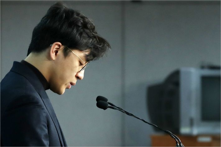 미투 논란이 제기된 더불어민주당 2번째 영입인재인 원종건씨가 28일 서울 여의도 국회 정론관에서 열린 기자회견에서 영입인재 자격을 자진 반납하겠다고 밝히고 있다.(사진=연합뉴스)