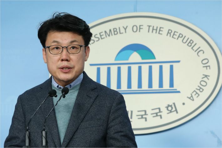 더불어민주당 진성준 공직선거후보자 검증위원회 간사가 자격심사 결과를 발표하는 모습.(사진=연합뉴스)