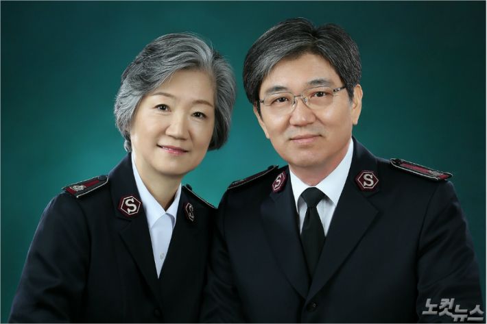 장스테파니 여성사역총재와 장만희 사령관.