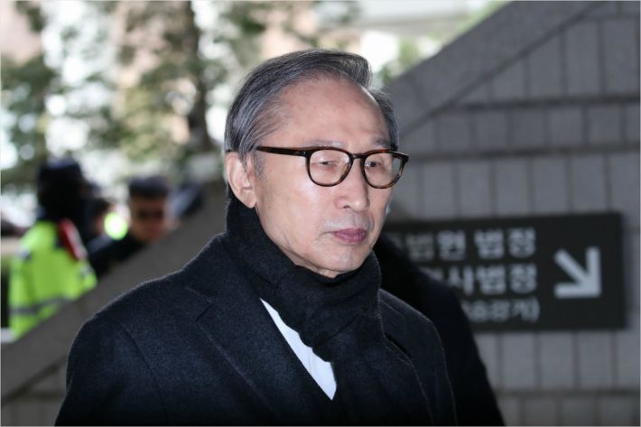 굳은 표정의 이명박 전 대통령(사진=연합뉴스)
