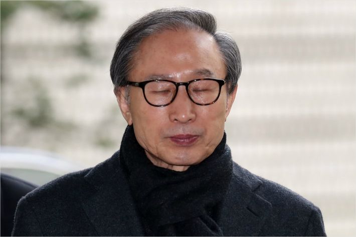 340억대 횡령과 100억원대 뇌물수수 등 혐의로 기소돼 2심에서 징역 17년을 선고받고 다시 구속수감된 이명박 전 대통령이 19일 오후 서울 서초구 서울고등법원에서 열린 항소심 선고공판에 출석하며 법정으로 향하고 있다.(사진=연합뉴스)