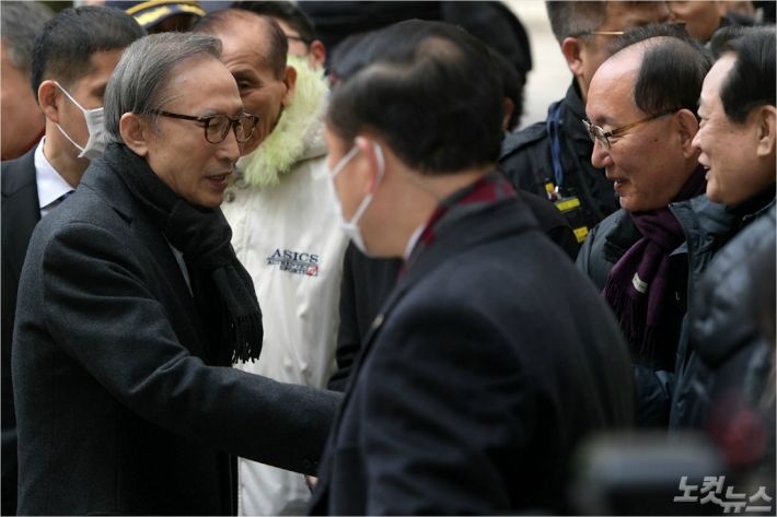 횡령과 뇌물 등의 혐의로 기소돼 1심에서 징역 15년을 선고받은 이명박 전 대통령이 19일 오후 서울 서초구 서울고등법원에서 열린 2심 항소심 선고 공판에 출석하며 지지자들과 악수를 하고 있다.(사진=이한형 기자)