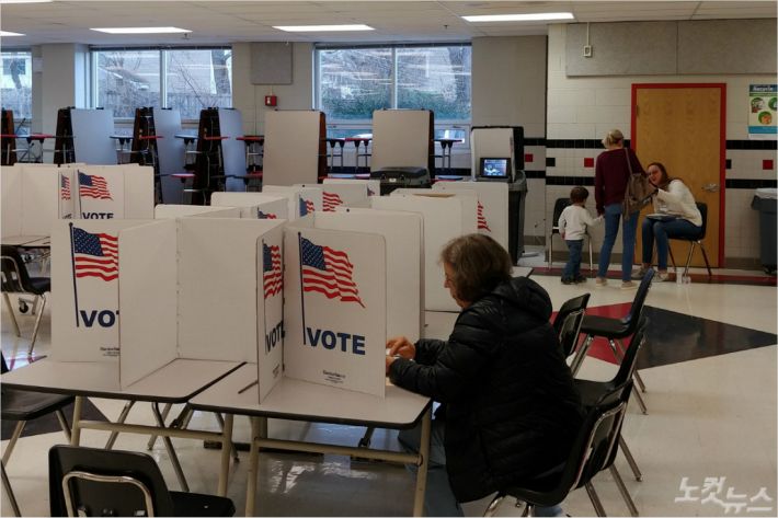 미국 버지니아주 페어팩스 카운티 투표소에서 유권자가 투표하고 있다.(사진=권민철 특파원)