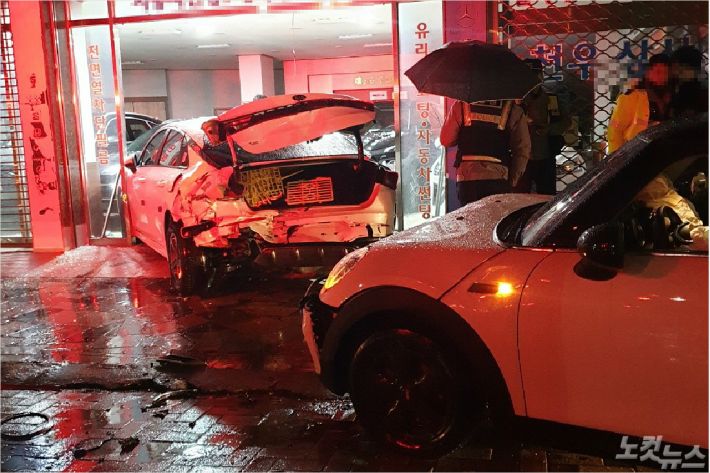 10일 부산에서 30대 남성이 음주운전을 하다 도롯가에 세워진 차량을 들이받은 뒤  한 선팅영업소 매장으로 돌진했다.(사진=부산 경찰청 제공)
