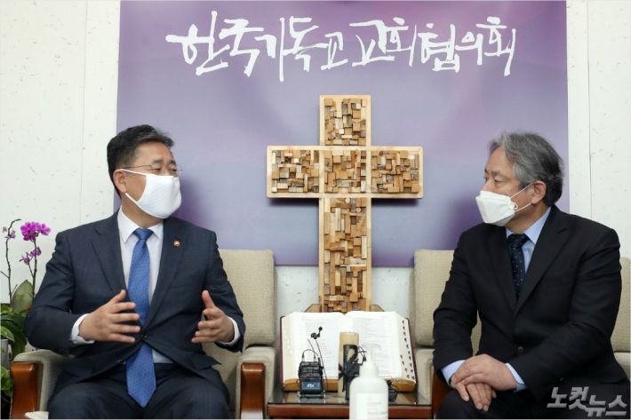 박양우 장관이 12일 서울 종로구 한국기독교회관에서 한국기독교교회협의회(NCCK) 이홍정 총무를 만나 코로나19 대응 방안에 대한 의견을 나누고 있다.(사진=문체부제공)