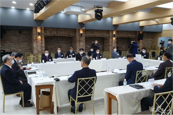 한국교회총연합이 긴급 상임회장단 회의를 열고, 정부와 일부 지자체에 대해 불만의 목소리를 냈다. 이들은 교회가 알아서 잘하고 있는데, 정부와 일부 지자체가 강압적으로 교회를 대하고 있다고 말했다.