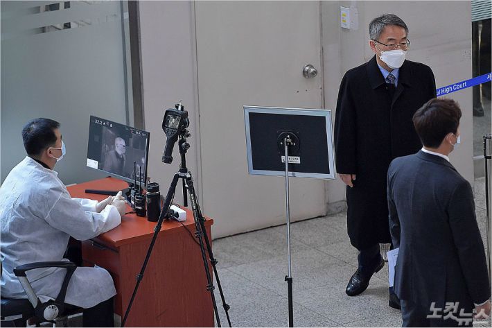 '사법행정권 남용 의혹' 임종헌(61) 전 법원행정처 차장이 16일 보석 뒤 첫 재판에 출석하기 위해 서울 서초구 서울중앙지법에 들어서고 있다. (사진=박종민 기자)