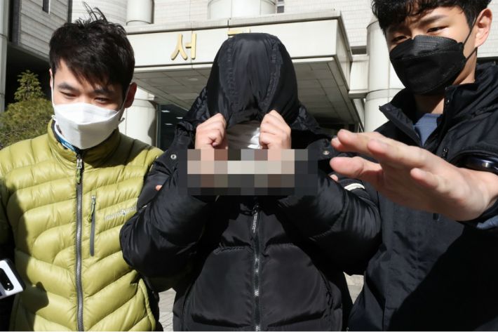 미성년자 등을 협박해 성 착취물을 찍게 하고 이를 모바일 메신저 텔레그램에서 유포한 혐의로 구속영장이 신청된 20대 남성 A씨가 19일 오후 서울 서초동 서울중앙지법에서 영장실질심사를 받은 뒤 법정에서 나오고 있다. (사진=연합뉴스)