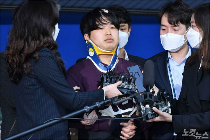 메신저 텔레그램에서 미성년자를 비롯해 수많은 여성의 성착취물을 제작하고 유포한 혐의를 받는 '박사방' 운영자 조주빈(25)이 25일 오전 검찰 송치를 위해 서울 종로경찰서를 나와 호송차량으로 향하고 있다. (사진=이한형 기자/자료사진)