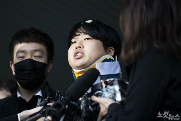 메신저 텔레그램에서 미성년자를 비롯해 수많은 여성의 성착취물을 제작하고 유포한 혐의를 받는 '박사방' 운영자 조주빈(25)이 25일 오전 검찰 송치를 위해 서울 종로경찰서를 나와 취재진 질문에 답하고 있다. (사진=이한형 기자)