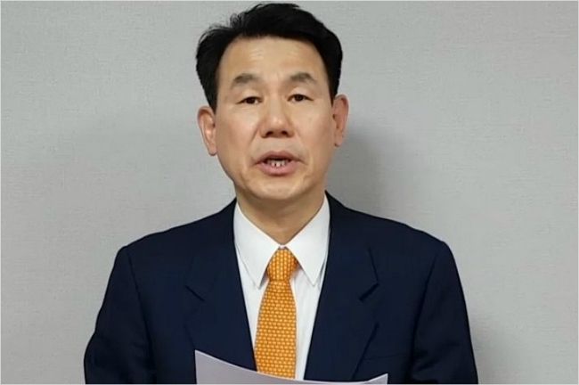 협상 차 미국을 다녀와 자가격리 중인 정은보 한미 방위비분담금 협상 대사가 31일 정부 e-브리핑 영상 메시지를 통해 주한미군 한국인 근로자 무급휴직 관련 발언을 하고 있다.(사진=연합뉴스)