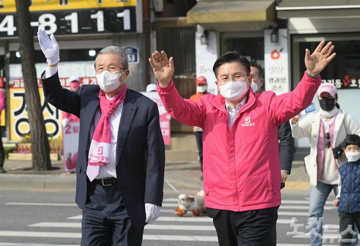제21대 국회의원선거에서 종로구에 출마한 미래통합당 황교안 후보가 6일 서울 종로구 평창동 거리에서 김종인 총괄선대위원장과 함께 선거유세를 하고 있다. (사진=이한형 기자/자료사진)