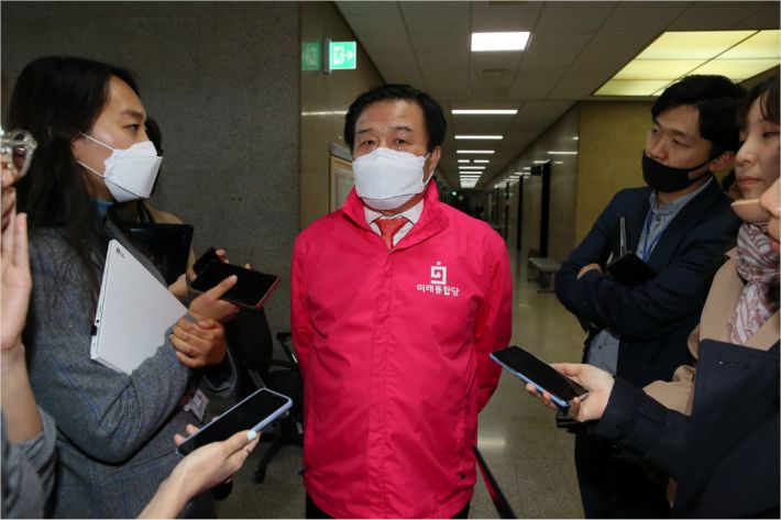 미래통합당 이진복 총괄선대본부장이 8일 국회에서 '차명진, 김대호 후보의 제명 사태'와 관련한 선거대책위원회 실무회의를 앞두고 취재진과 인터뷰하고 있다.(사진=연합뉴스)