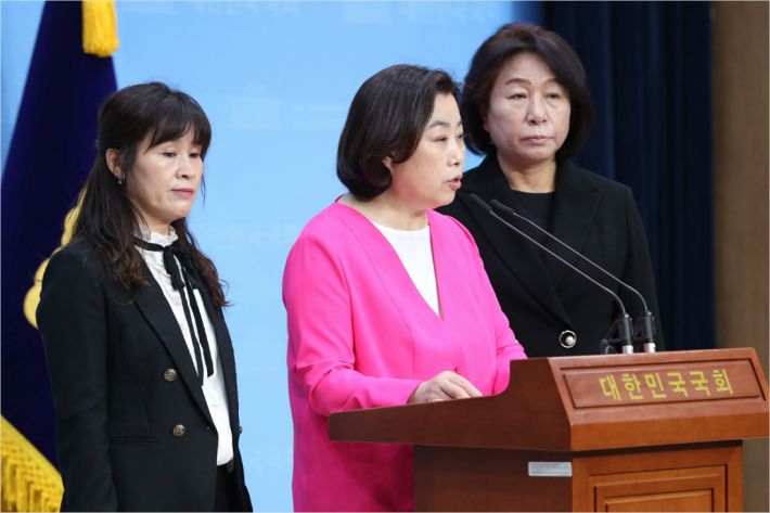 미래통합당 경기 안산단원을에 출마한 박순자 후보가 13일 오전 서울 여의도 국회 소통관에서 더불어민주당 김남국 후보가 '성적 비하' 팟캐스트에 수차례 출연했다고 주장하고 있다.(사진=연합뉴스)