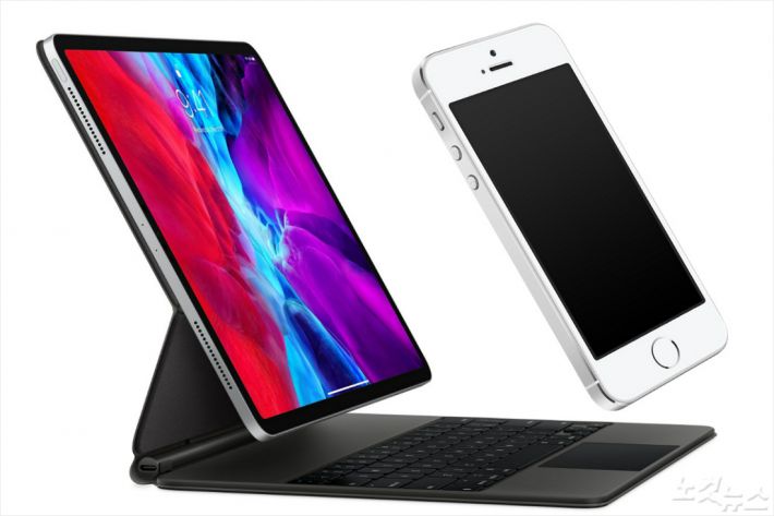 신형 아이패드 프로(2020)와 아이폰5(2011)