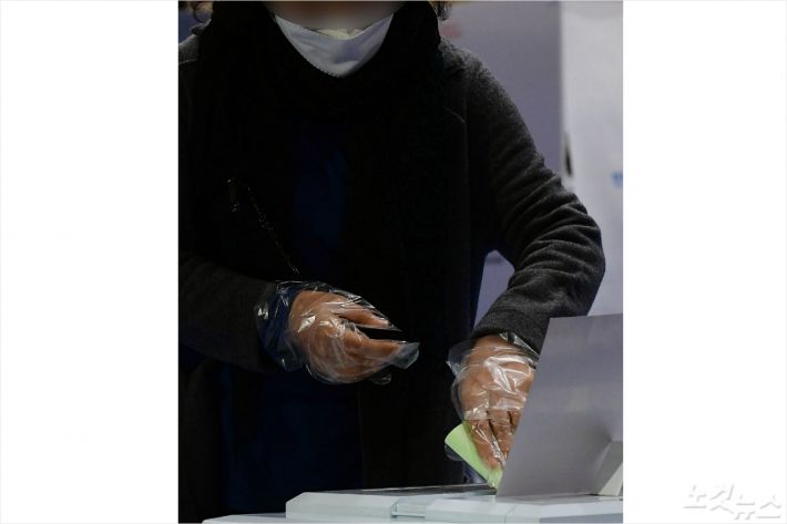 제21대 국회의원선거일인 15일 오전 서울 양천구 청소년수련관 체육관에 마련된 목1동 제6투표소에서 시민들이 투표를 하고 있다. 황진환기자