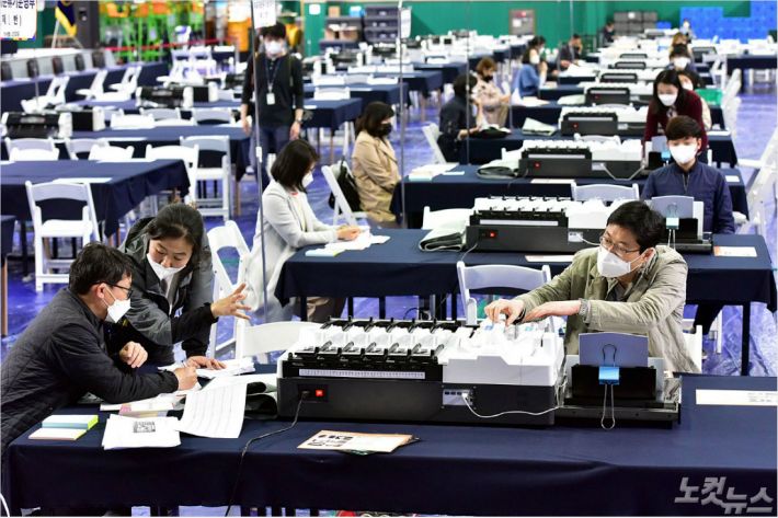 4.15 총선을 하루 앞둔 14일 서울 영등포구 다목적배드민턴체육관에 마련된 개표소에서 서울시선관위 관계자들이 전자개표기를 테스트하고 있다. 윤창원기자