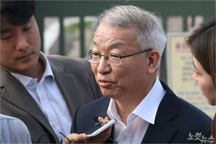 사법행정권을 남용한 혐의로 구속된 양승태 전 대법원장이 2019년 7월 22일 오후 경기도 의왕시 서울구치소에서 보석으로 풀려나며 취재진의 질문을 받고 있다. (사진=이한형 기자)