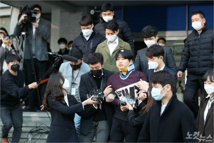 메신저 텔레그램에서 성 착취물을 제작하고 유포한 '박사방' 운영자 조주빈이 호송차량으로 향하고 있다. (사진=이한형 기자/자료사진)