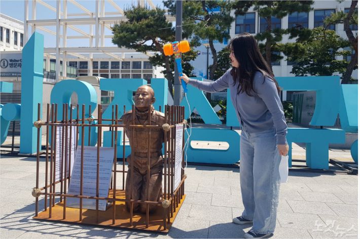 사자명예훼손 혐의로 기소된 전두환씨의 두 번째 재판을 앞두고 서울 광화문에 설치됐던 전두환 동상이 광주 동구 518 민주광장으로 옮겨졌다(사진=김한영 기자)