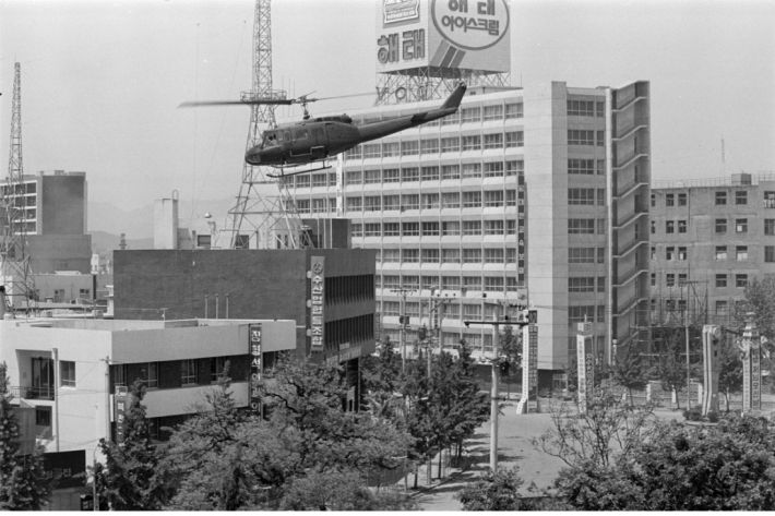 80년 5.18 당시 군 헬기가 전일빌딩 주변을 비행하고 있다. (사진=5.18기념재단 제공)