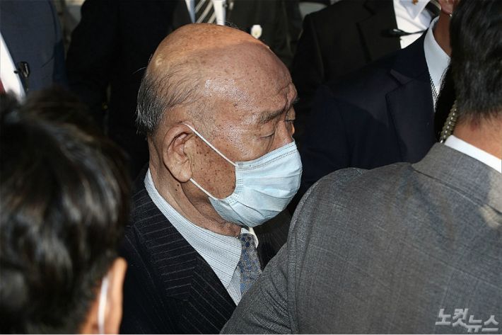 사자(死者) 명예훼손 혐의로 기소된 전두환 씨가 27일 피고인 신분으로 재판을 마친 뒤 광주 동구 광주지법을 나서고 있다. (사진=박종민 기자)